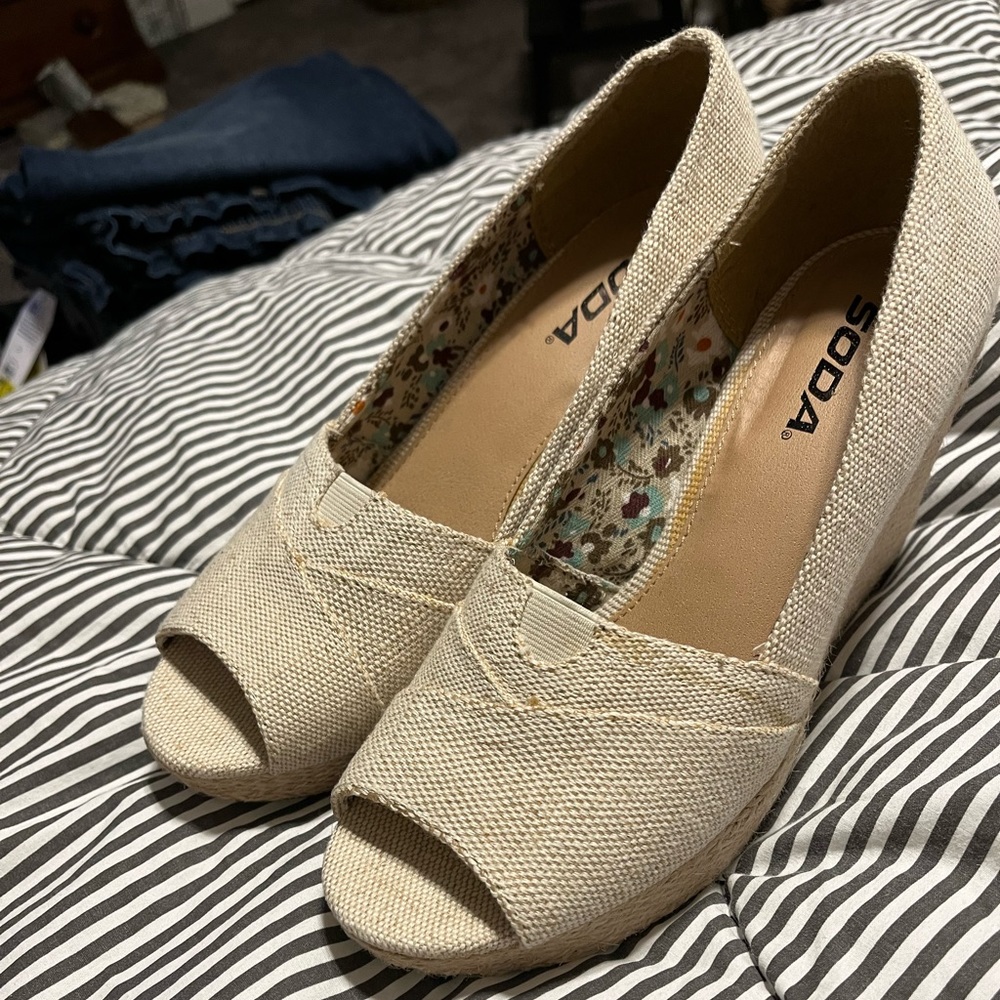 Women’s Soda wedge open peep toe tan size 8.5 espadrille style